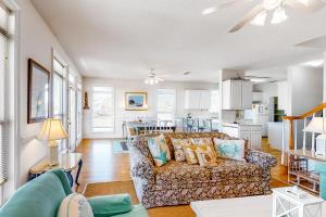 Bright duplex with two full kitchens large decks and private washer dryers