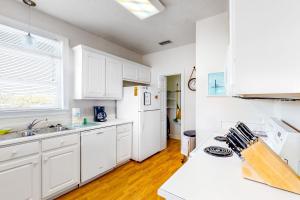 Bright duplex with two full kitchens large decks and private washer dryers