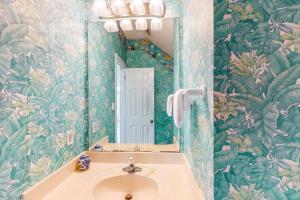 Bright duplex with two full kitchens large decks and private washer dryers