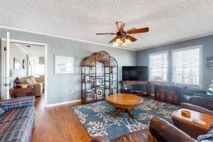 Dog-Friendly Bayfront Getaway with Two Kitchens Free WiFi & a Great Location