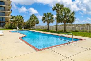 Gulf-Front Condo with Balcony Shared Pools and Beach Access