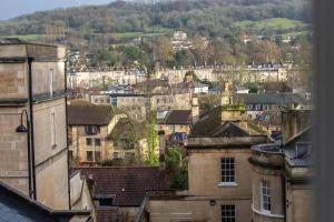 Elegant 1-Bed Georgian Apartment in Bath Centre with City Views