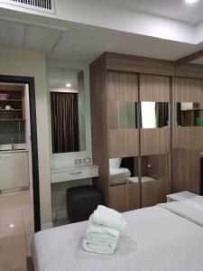 1 BR 5mins to beach high floor Dusit Grand Condo