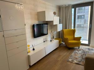 1-Bed Apt, Sleeps 4, Central to Transport Shops