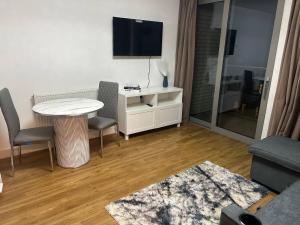 Central 1-Bed Apt for 4 Close To Transport Shops