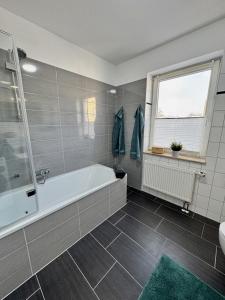 Stylische 3R Wohnung 90qm Lift Balkon Tiefgarage