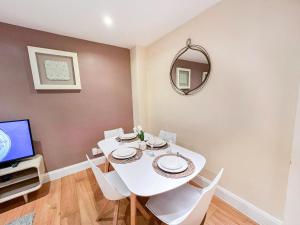 Fully Furnished 2BDR Vauxhall Apt with Washer and Dryer near Oval, Nine Elms by NourNest Apartments