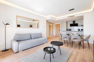MARBELLA HOME RENTALS - Marina Banus, Puerto Banus, 2BR Modern, parking & pool