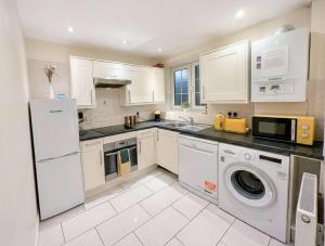 Fully Furnished 2BDR Vauxhall Apt with Washer and Dryer near Oval, Nine Elms by NourNest Apartments