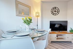 Modern 4BR Sleeps 10, Free Parking, Basildon town, Contractor friendly