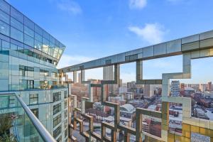 Luxe Top Floor Penthouse with Large Balcony City Central