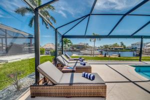 CoralVilla Easy Life - pool, on water, kajak, foosball table, boating, water view, BBQ