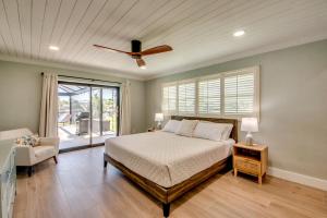 CoralVilla Easy Life - pool, on water, kajak, foosball table, boating, water view, BBQ