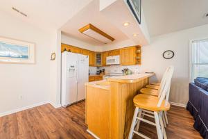 Oceans View - Kill Devil Hills MP 8, 200 Yds to Beach, Hot Tub, Pool Table, Pets OK