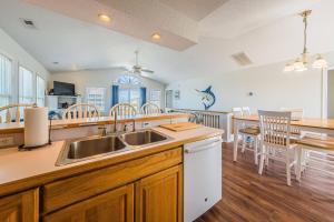 Oceans View - Kill Devil Hills MP 8, 200 Yds to Beach, Hot Tub, Pool Table, Pets OK