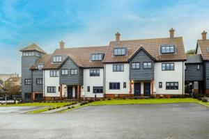 4 Oakes Court, Thorpeness - Sleeps 6 - Close to Thorpeness Meare and the beach, Close to Thorpeness Golf, Hotel and Country Club, Only 2 miles from #Aldeburgh, Managed by Aldeburgh Coastal Cottages