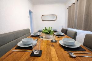 2 Bed House - Sleeps up to 6
