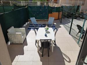 Port Dauphin 10, Studio rez de jardin avec piscine