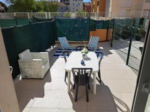 Port Dauphin 10, Studio rez de jardin avec piscine