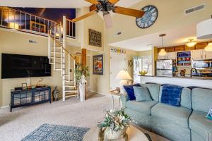 180 Main Channel View! Poolside Apt in Osage Beach