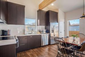 Timber & Tin B 1Bed 1Bath w Pool & Rooftop Deck