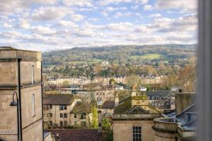 Grand 5-Bed Georgian Residences in Bath Centre with Garden & City Views