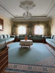 Giant House, Private Patio & Ultra-Fast Wi-Fi