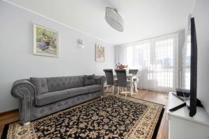 Spacious Apartments in Warsaw Center with Air Conditioning and Desks by Noclegi Renters