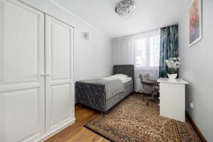 Spacious Apartments in Warsaw Center with Air Conditioning and Desks by Noclegi Renters