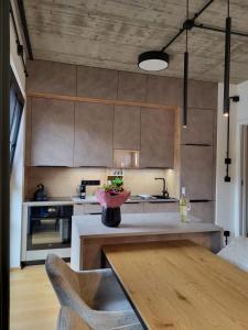 PRAHA 5, apartmán PECHLÁTOVA - BAZÉN, PARKOVÁNÍ V DOMĚ