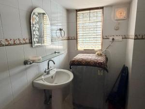 Entire 2BHK AC, Walk to Palace