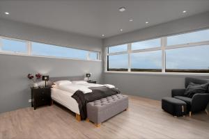 Luxury 4BR House with Sauna, Hot Tub and EV Charger