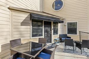 Elegant Lakefront Condo Showcasing Spectacular Views.