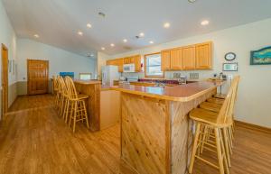 Shaker of Salt - S Nags Head MP 17.5, 195 Yds to Beach, Ocean View, Elevator, Pool, Kiddie Pool