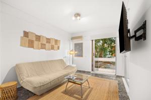 Boho Coastal Retreat with Jacuzzi, 1 min to Beach