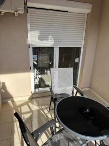 Stylish Comfort Studio - Sunny Balcony Retreat