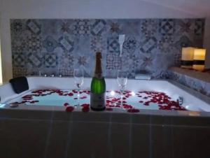 Nuit Romantique, Spa, Champagne, Cinéma, Flipper - Escapade Veyloise
