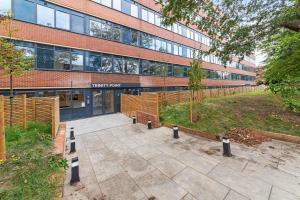 Modern 1 Bed Apartment in Gravesend w Games Room