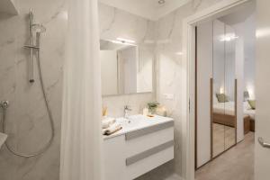 Steps from Santa Croce- Spacious with 2 bathrooms