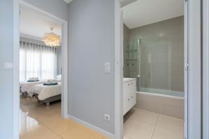 Bright And Modern 2 Bed Apartment