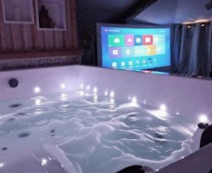 Nuit Romantique, Spa, Champagne, Cinéma, Flipper - Escapade Veyloise