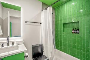 Avocado Container at EADO Juicebox