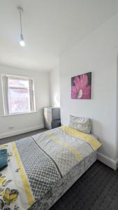 Cosy Double Room Near Train Station & Stadiums with Free Parking & WiFi