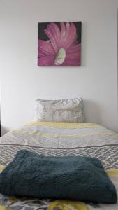 Cosy Double Room Near Train Station & Stadiums with Free Parking & WiFi
