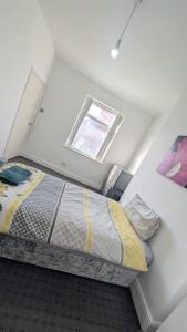 Cosy Double Room Near Train Station & Stadiums with Free Parking & WiFi