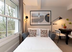 Stunning 1 BR Surbiton with views, near station - Pass the Keys