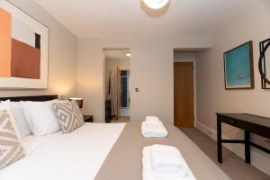 Stunning 1 BR Surbiton with views, near station - Pass the Keys