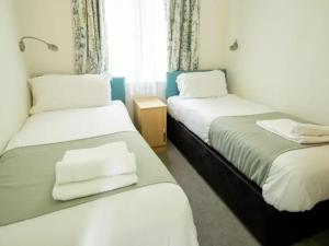 Oakdene 3 Bedroom Signature Lodge with Hot Tub