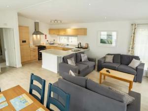 Oakdene 3 Bedroom Signature Lodge with Hot Tub