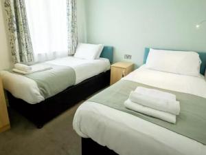Oakdene 3 Bedroom Signature Lodge with Hot Tub